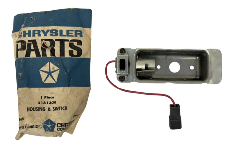 Carcasa e interruptor de lámpara de cúpula trasera Chrysler Plymouth Wagon 1960-1965 NOS 2161308 Foto 2 de 4