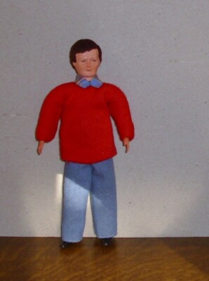 Puppenstubenpuppe, Miniatur 1:12, Caco (Canzler), Mann , Jeans und roter Pulli