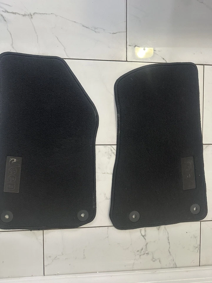 Alfombrillas Mopar 2021-2024 OEM Jeep Wrangler, juego de 4 alfombras negras originales. Foto 4 de 4