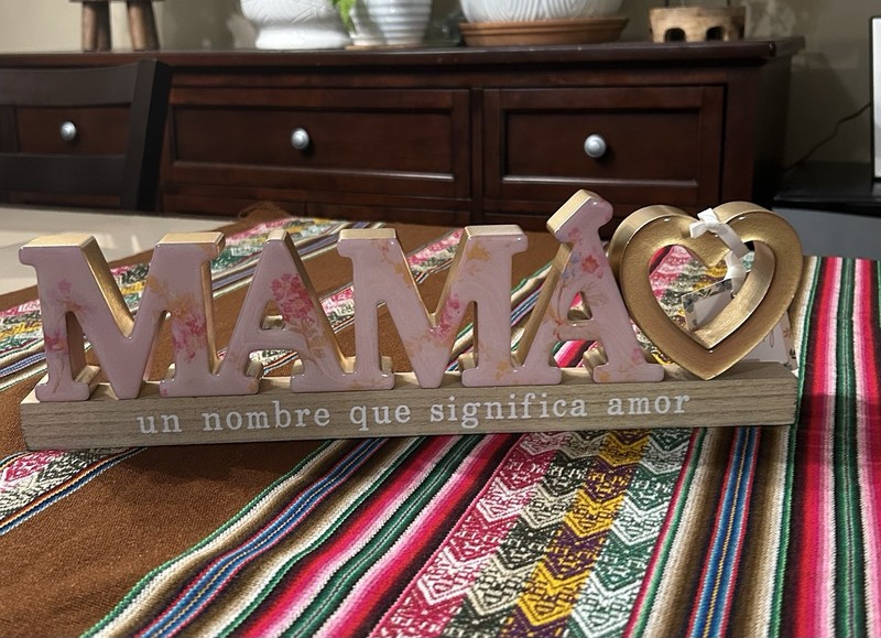 Wood Sign “Mama Un Hombre Que Significant Amor”. New