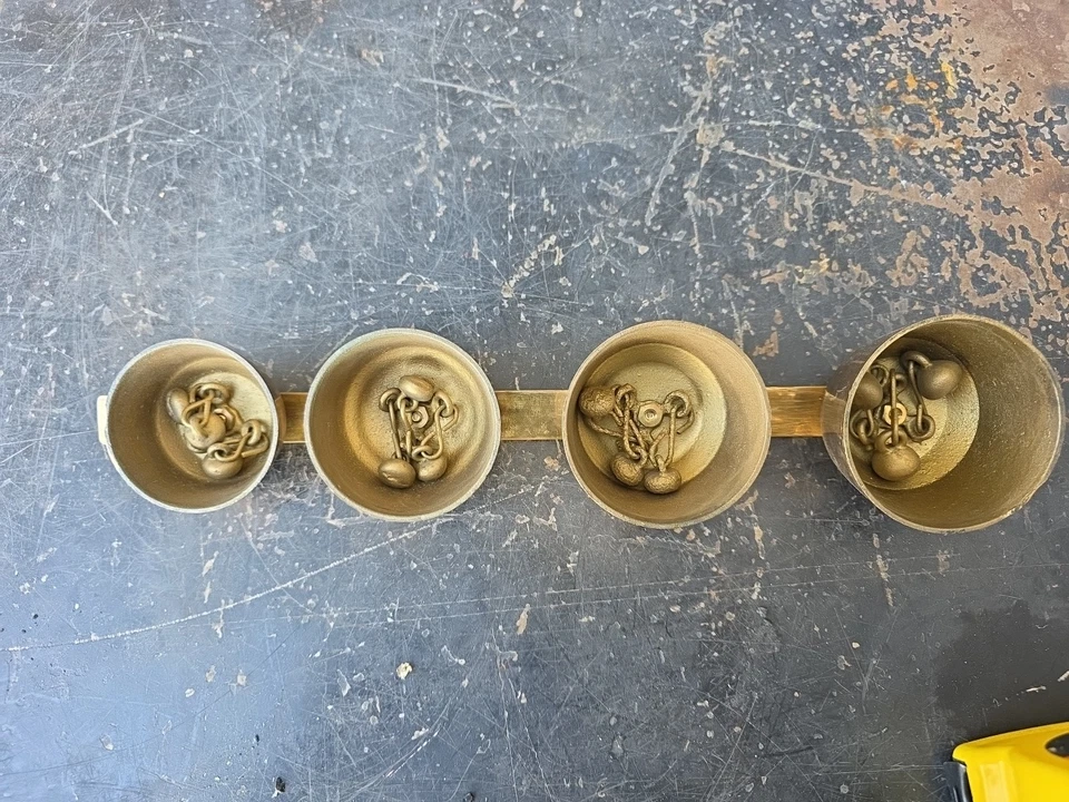 Campanas de trineo de latón antiguas carro cuatro campanas de latón y aplausos correa de metal  Foto 4 de 4