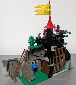 LEGO 6076 Dragon Mountain + 6056 Dragon Wagon Castle Minifigures