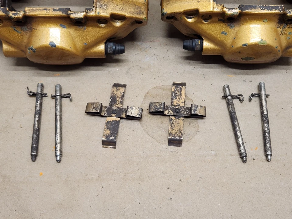 Juego de pinzas de freno trasero derecho izquierdo brembo dorado infiniti g35 nissan 350z 2003-2008 Foto 2 de 4