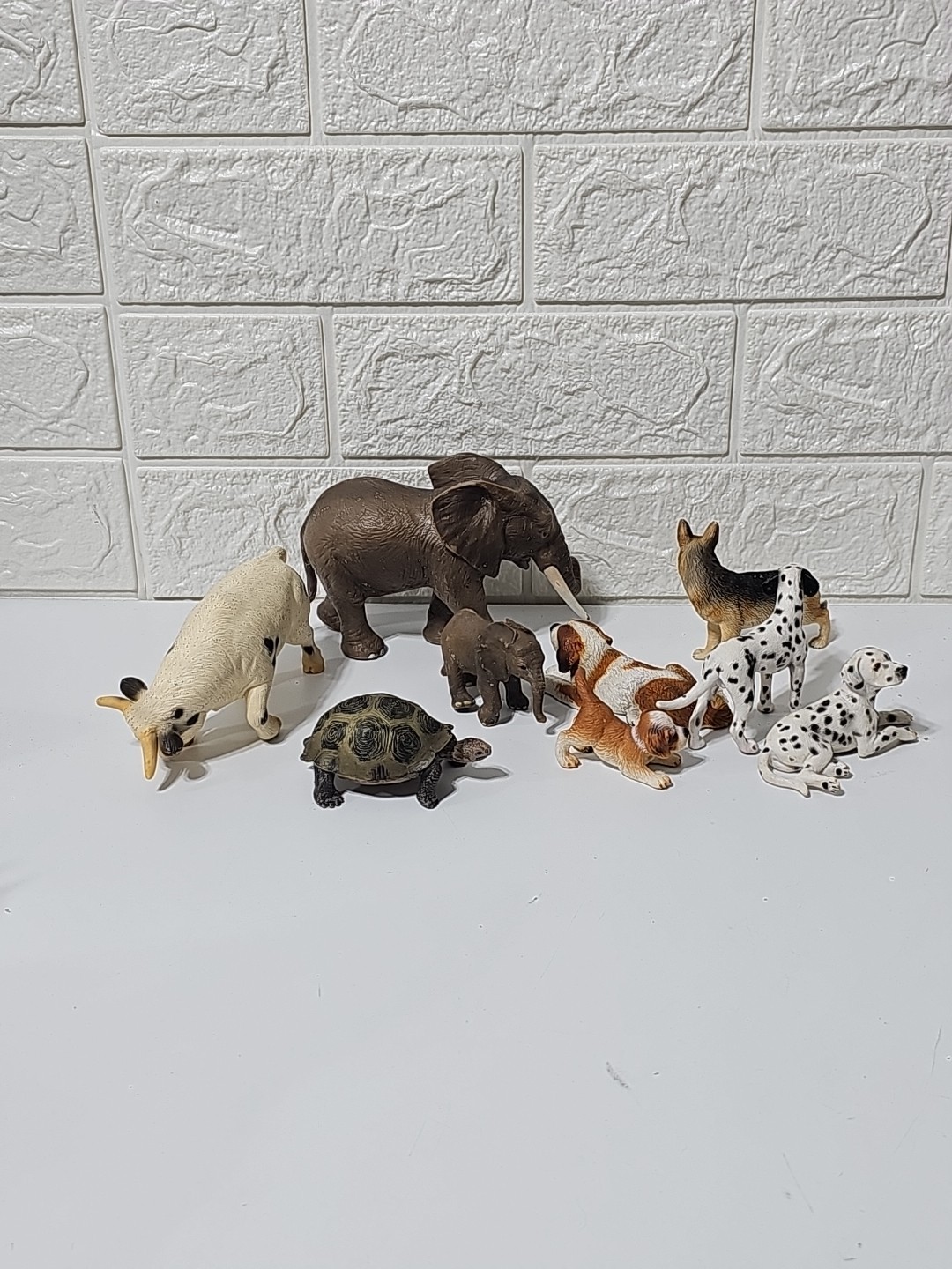 Schleich Germany Lot Of 9 Animal Figures African Elephants, Turtle, Dogs, Bull