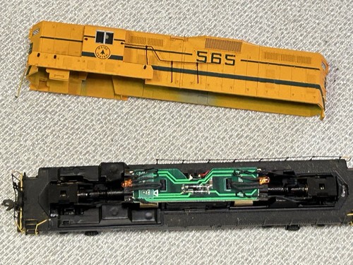 Atlas HO Maine Central Diesel Locomotive #565 - Picture 14 of 17