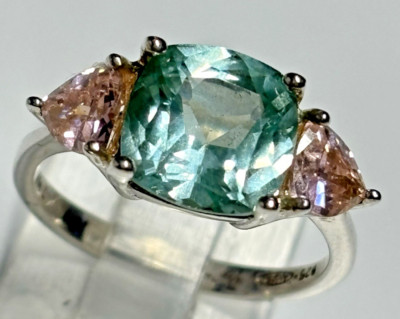 Pretty  pink stones flank mint cushion CZ Gemstone Ring Size 7 vintage AVON NV