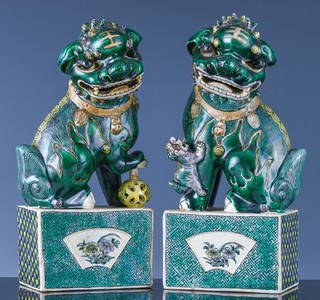 SUPERB CHINESE FAMILLE VERTE ENAMEL PORCELAIN BUDDHIST FU LION FIGURES KANGXI