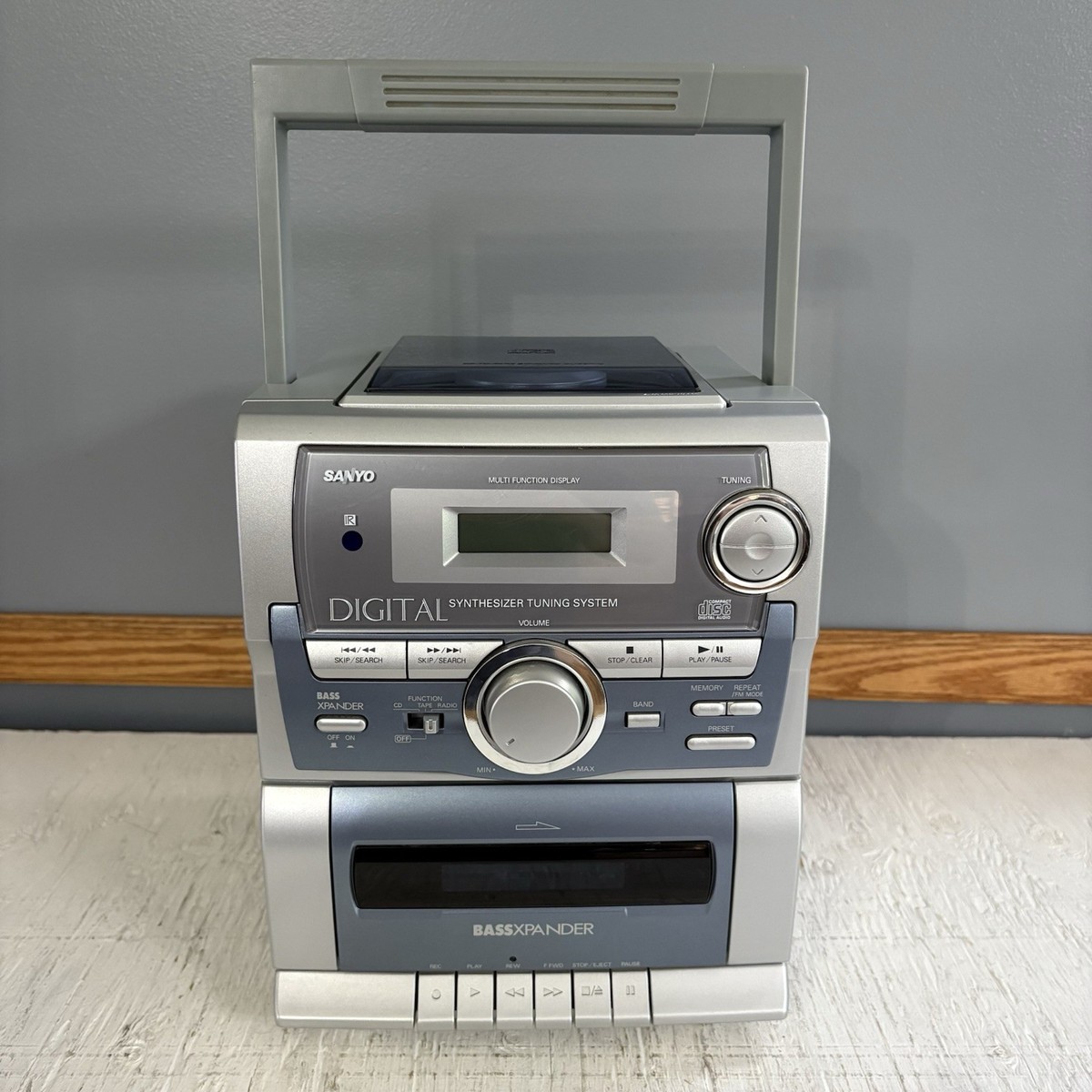 SANYO CWM-460 SYNTHESIZER TUNING AM-FM CASSETTE, CD,BOOMBOX STEREO