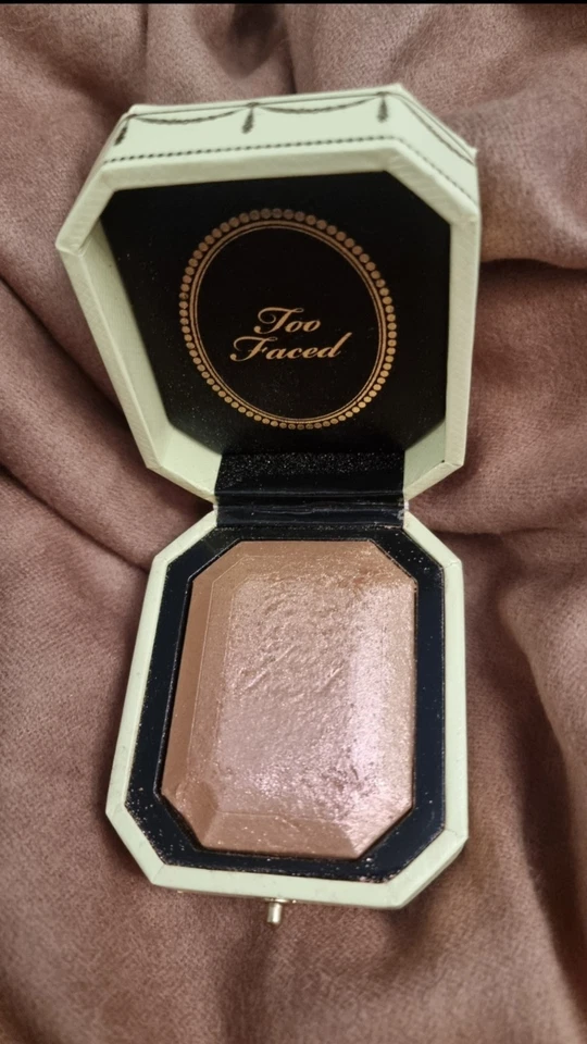 Too Faced Diamond Light Highlighter – Canary Diamond (limitierte Edition) - Bild 4 von 4