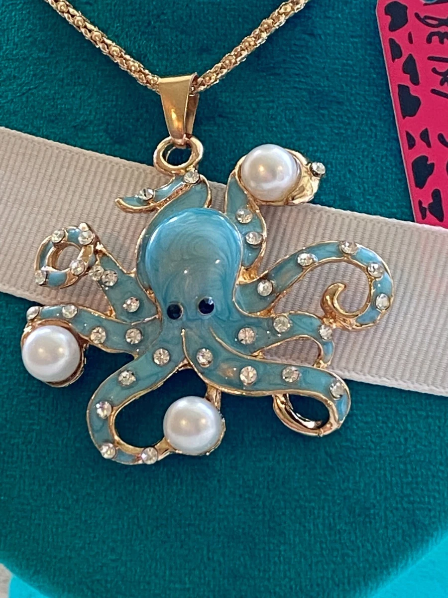 BETSEY JOHNSON PENDANT GOLD CRYSTAL OCTOPUS WITH PEARL ENDS HAS A