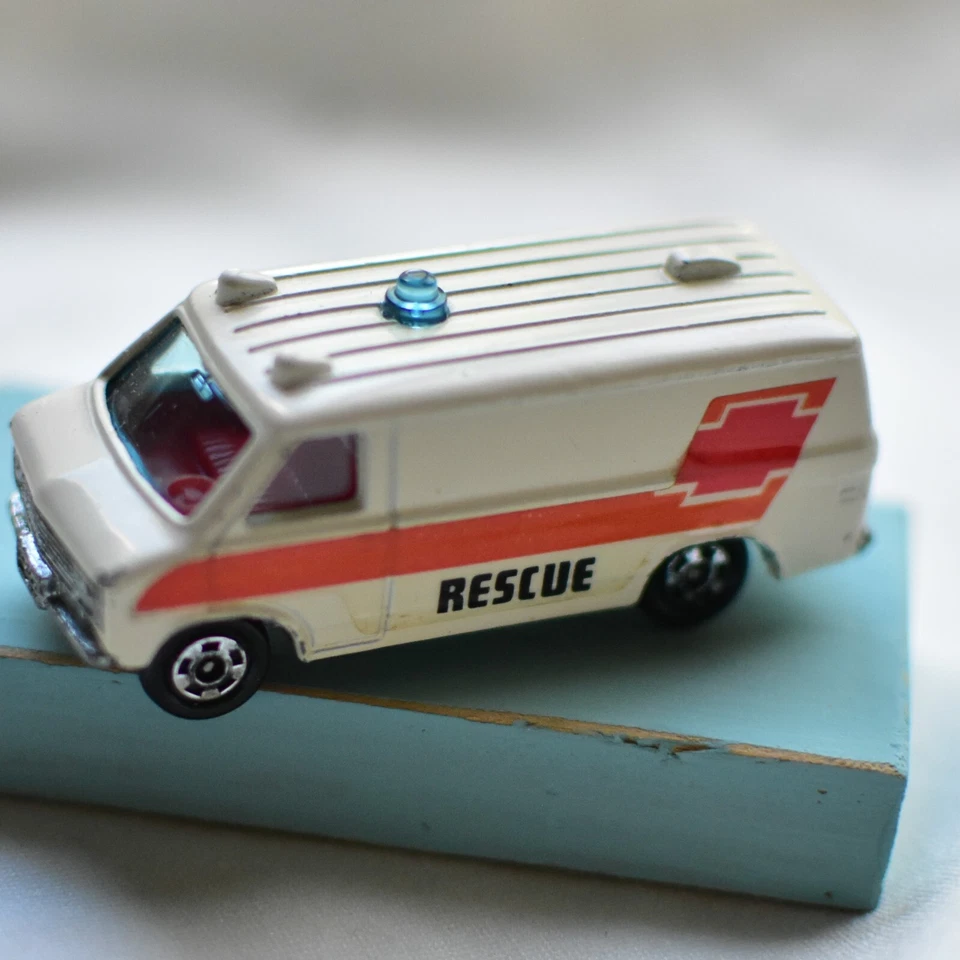 Ambulancia Chevrolet Chevy Van Serie Coche Extranjero Tomica De Colección - Hecha en Japón Foto 4 de 4