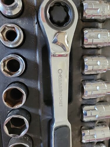 GearWrench 8921 21-Piece GearRatchet Combination SAE & Metric Socket Set In Case - Picture 2 of 9