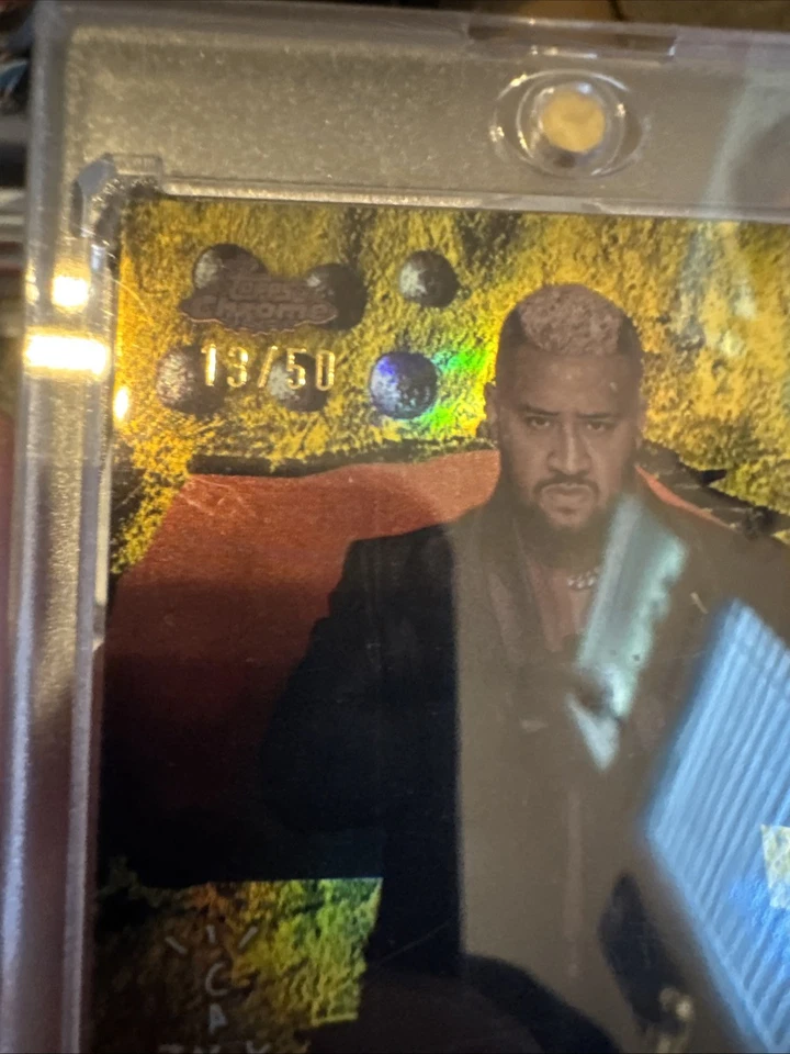 Topps Chrome 2025 WWE Cactus Jack x Solo Sikoa Gold Raywave 13/50 Foto 2 de 3
