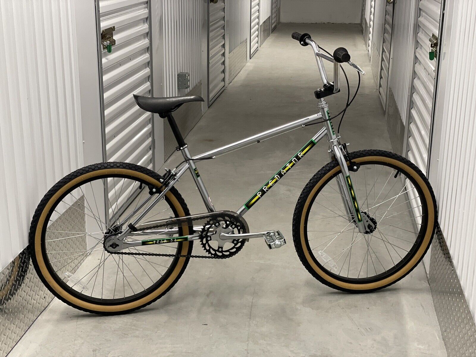 SCHWINN(シュウィン) BMX PREDATOR TEAM 24 クローム-