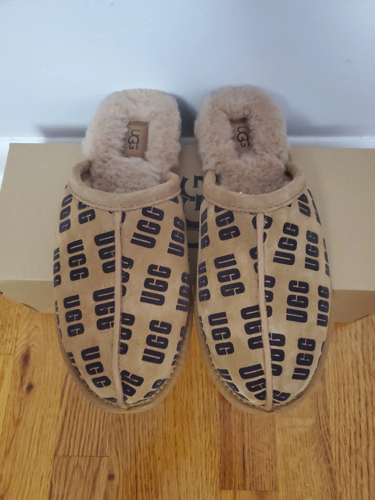 Pantofole UGG DONNA PERLA IN RILIEVO LOGO Ugg grafiche castagno taglia US 7