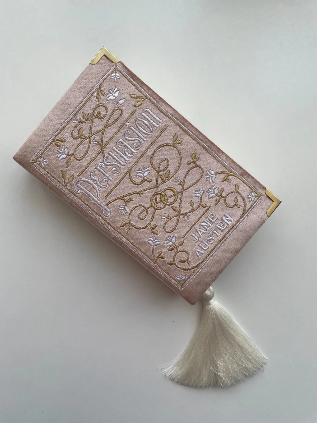 Pochetta libro ricamato fatta a mano Jane Eyre ispirata a Kate Spade