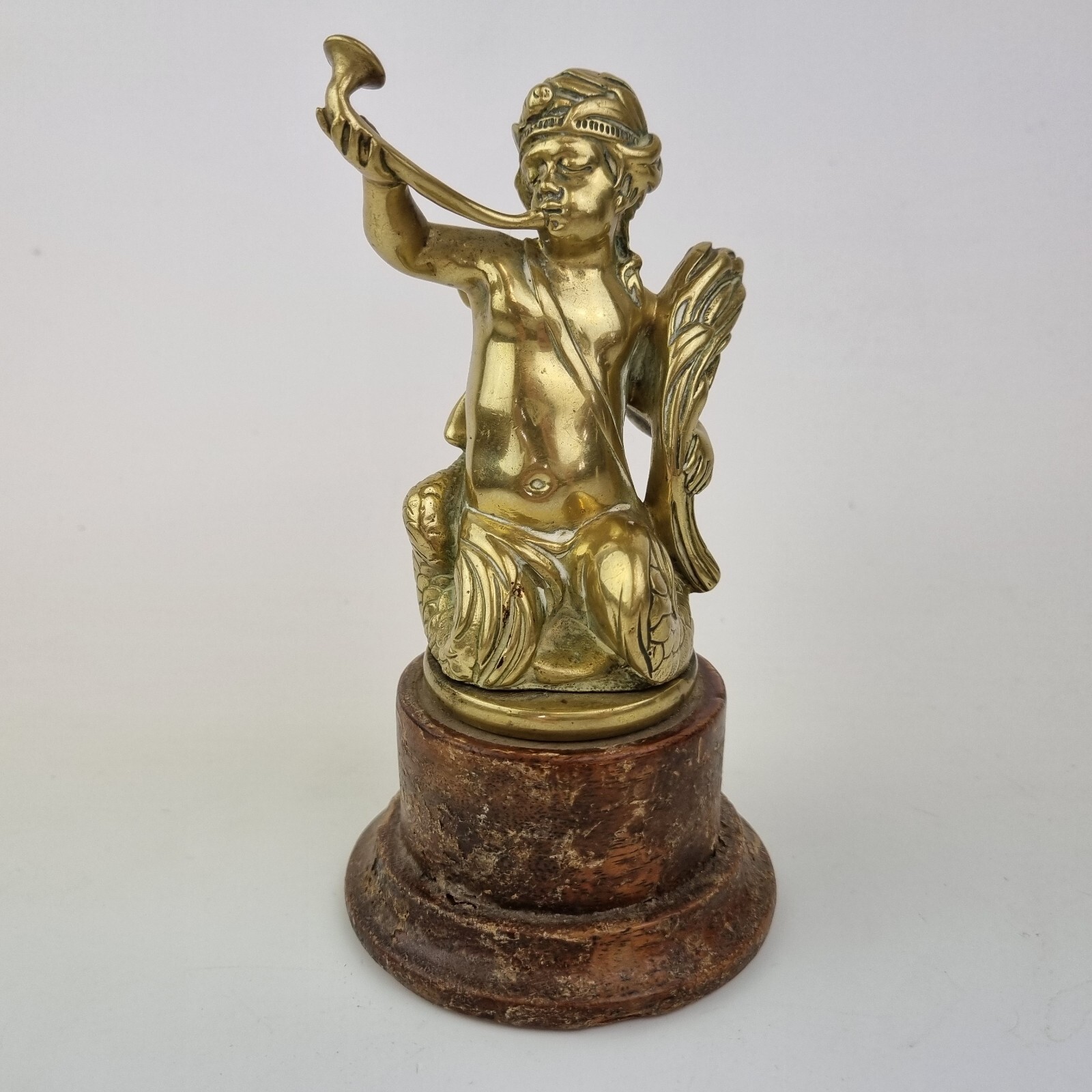 Antigua figura de bronce pulido del siglo XIX querubín con cuerno cola de dolohin 14,5 cm