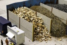 BULKSZENE - MODELLSCHROTT ROSTIGE GEWELLTE ZERRISSENE - WAGENLADUNG - SPUR OO