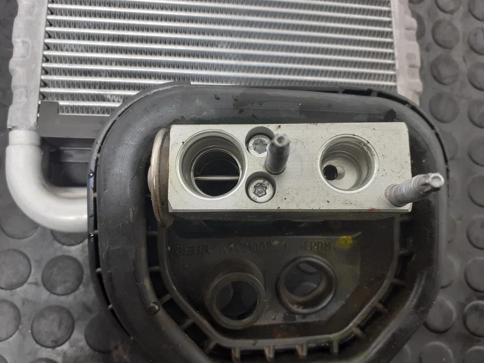 ASTON MARTIN DB11 A/C Evaporator 2016-2023 2318300284 - Image 3 of 4