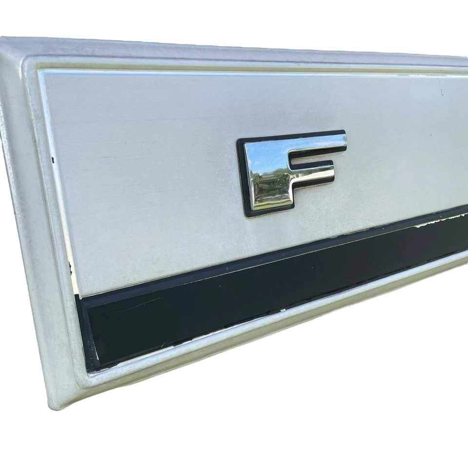 Ford F150 F250 F350 1980-1984 Bullnose puerta trasera moldura panel puerta trasera OEM Foto 3 de 4