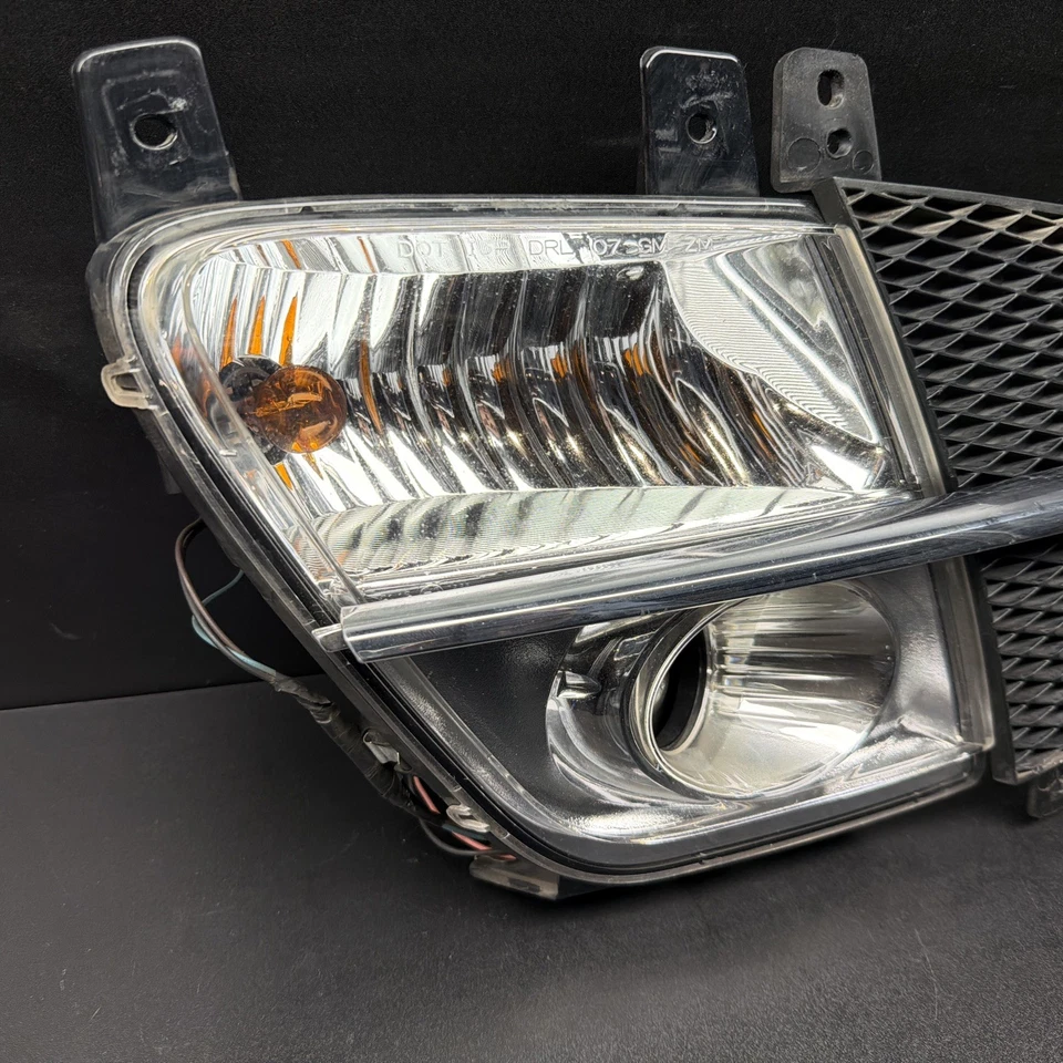 07-10 SATURN SKY PASAJERO LADO DERECHO LUZ ANTINIEBLA LÁMPARA CON PARRILLA 10383060 OEM Foto 2 de 4