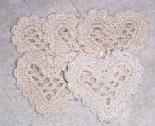 5 cuori fatti a mano all'uncinetto ecrù + bordo smerlato bianco--5 L x 4 H