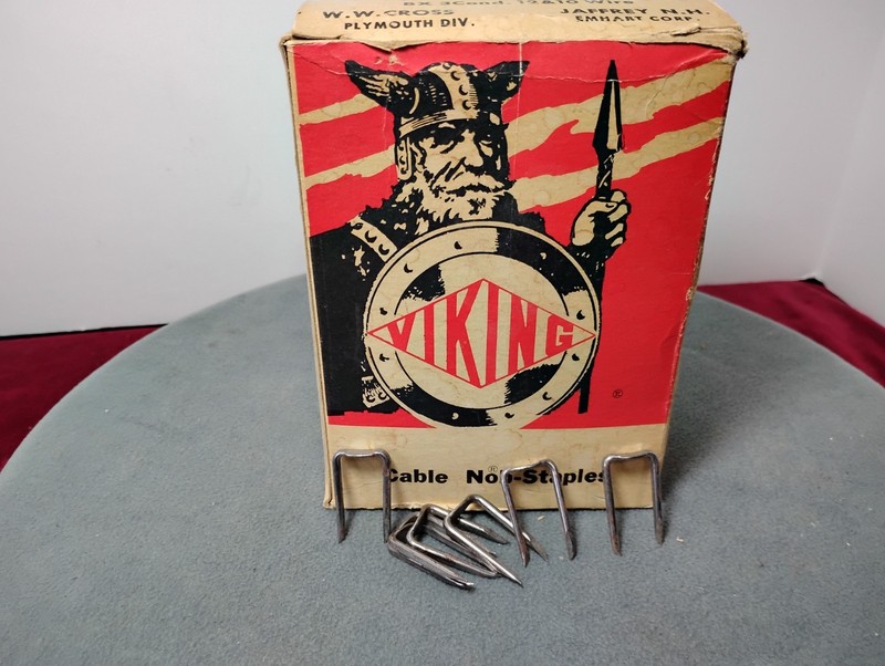 VTG NOS VICKING CABLE NOB-STAPLES BOX W/STAPLES