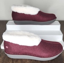Clarks Cloudsteppers Maroon Faux Fur Felt Hybrid Slippers Step Flow Low Sz 11M