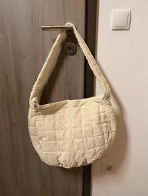 Puffer Umhängetasche Daunentasche im COS Quilted Bag Look Beige Creme Handtasche