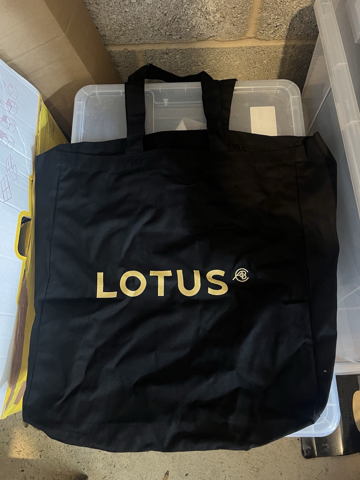 Bolso de Mano Lotus Tipo 136 Lona Negro y Dorado