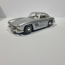 VERY NICE BURAGO DIECAST SILVER MERCEDES BENZ 300SL GULLWING 1:24 SCALE
