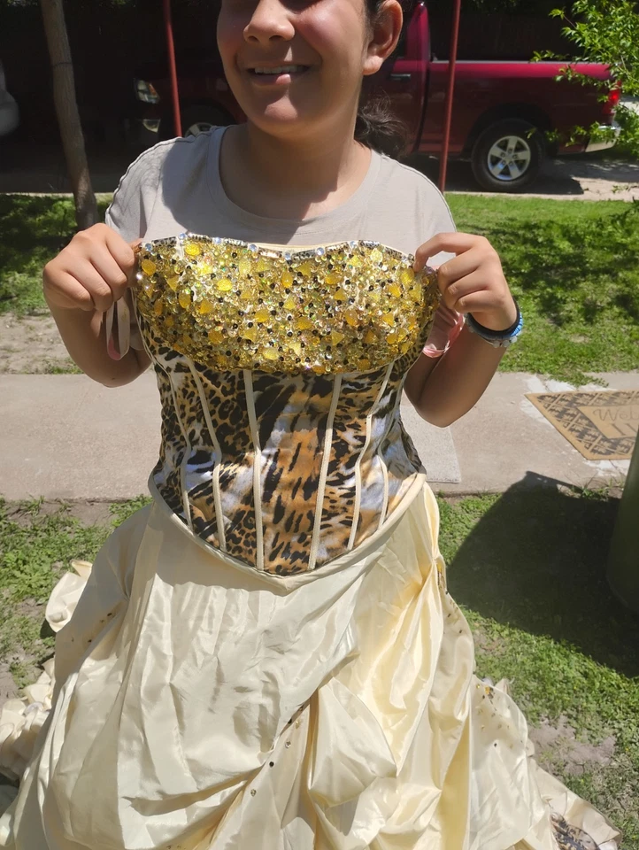 2000 Dress My Old Sister dressed From Back In The Day  - Image 4 of 4