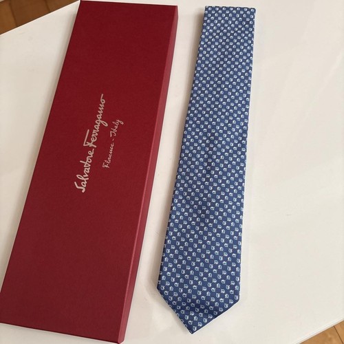 Neue unbenutzte Salvatore Ferragamo Krawatte marineblau Gancini 100 % Seide hergestellt in Italien