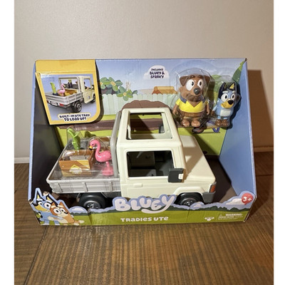 Bluey Tradies Ute Playset Bluey & Sparky Figures Flamingo Plant Boxed