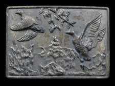 SB05102 VINTAGE 1970s DUCKS FLYING ART COMMEMORATIVE BRASSTONE BELT BUCKLE