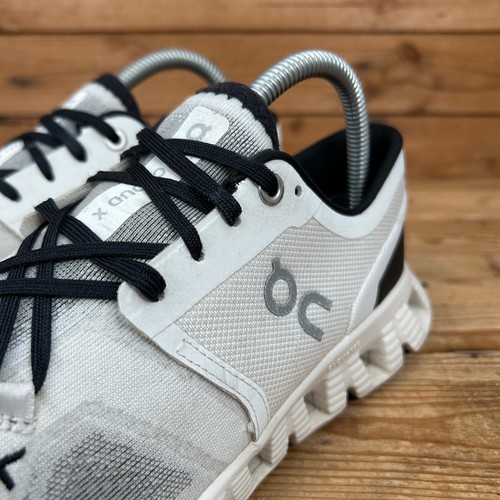 On Running Turnschuhe Damengröße UK 6 Cloud X 3 weiß schwarz Fitnessstudio reflektierende Schuhe - Bild 9 von 13