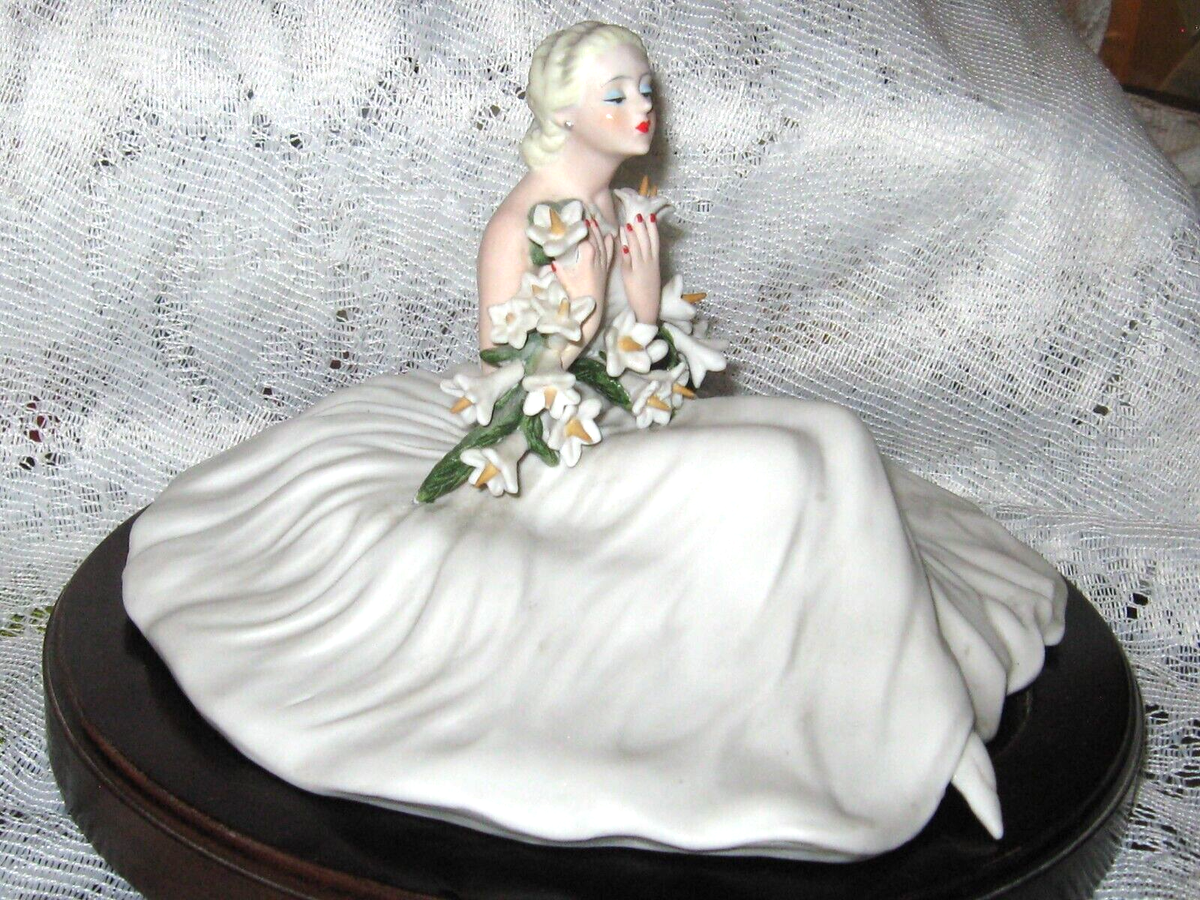 ICART's Elegant figurine The Heirloom Tradition Les Lis the lilies