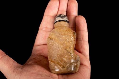 Eine antike Snuff Bottle, Rutil-Quarz, Zikade & Pinie, China, 1. H. 20. Jh. - Bild 8 von 13