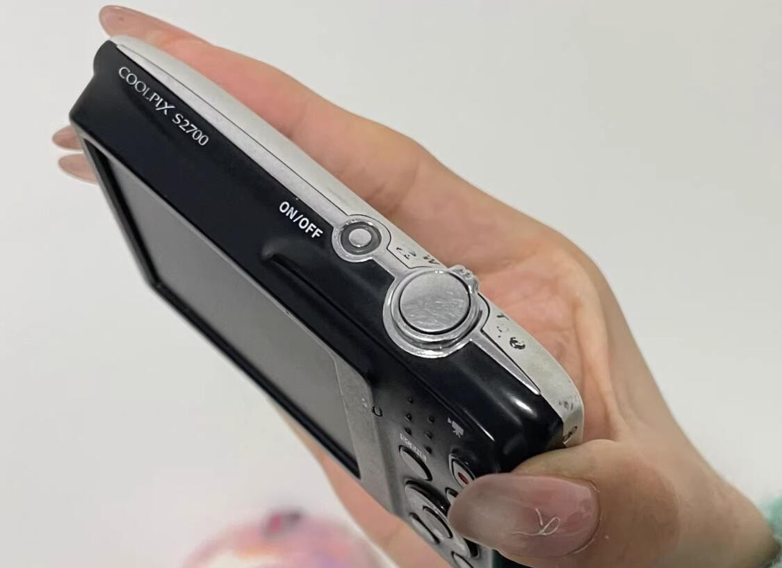 Nikon CoolPix S2700 Silver 16.0MP 4x Digital Zoom 95% NEW English Nikon CoolPix S2700 Silver 16.0MP 4x Digital Zoom 95% NEW English