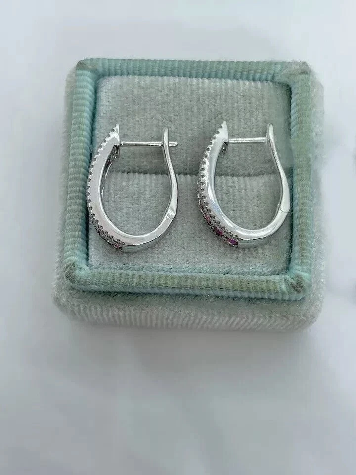 Pendiente de aro Huggie con clip de rubí creado en laboratorio de corte redondo de 2 quilates enchapado en oro blanco de 14 k Foto 2 de 4