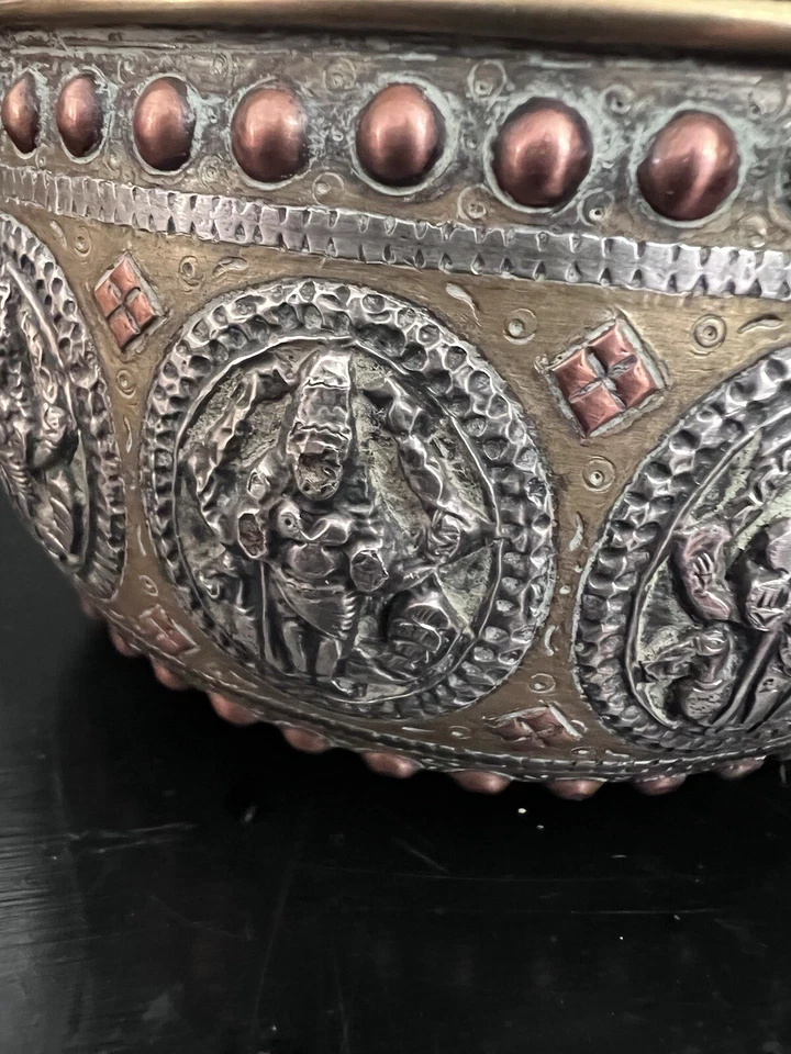 JARRÓN CUENCO DE METAL MEZCLADO CON RECUBRIMIENTO DE PLATA LATÓN TANJORE DEL SUR DE LA India siglo xix Foto 3 de 4