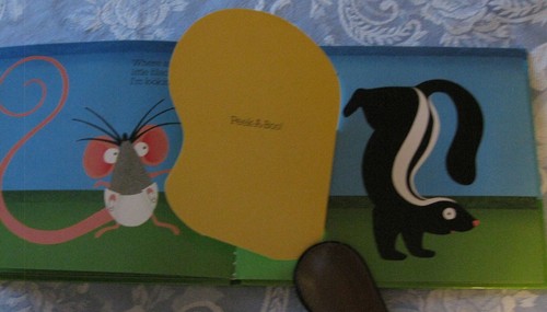 PEEK-A-BOO, LITTLE MOUSE ~ (Pat, play & Lift-the-Flap Book) by Carter - Imagen 6 de 8