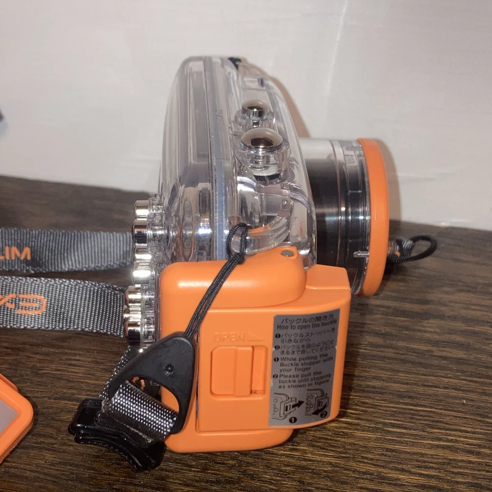 Estuche impermeable EXILIM 40 mm/130 pies EWC-55 CASIO para cámara submarina Foto 3 de 4