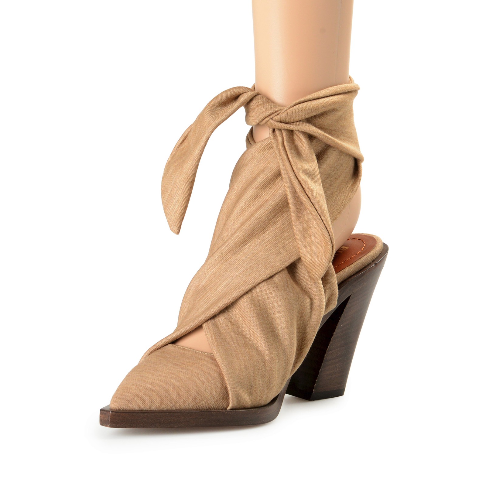 Женские туфли-лодочки Burberry из бежевой кожи Tillington на высоком каблуке с запахом 51490₽