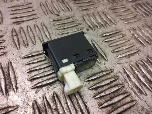 Conector enchufe USB BMW X2 F39 2018 6820397 SKE37100 32520 - Imagen 4 de 4