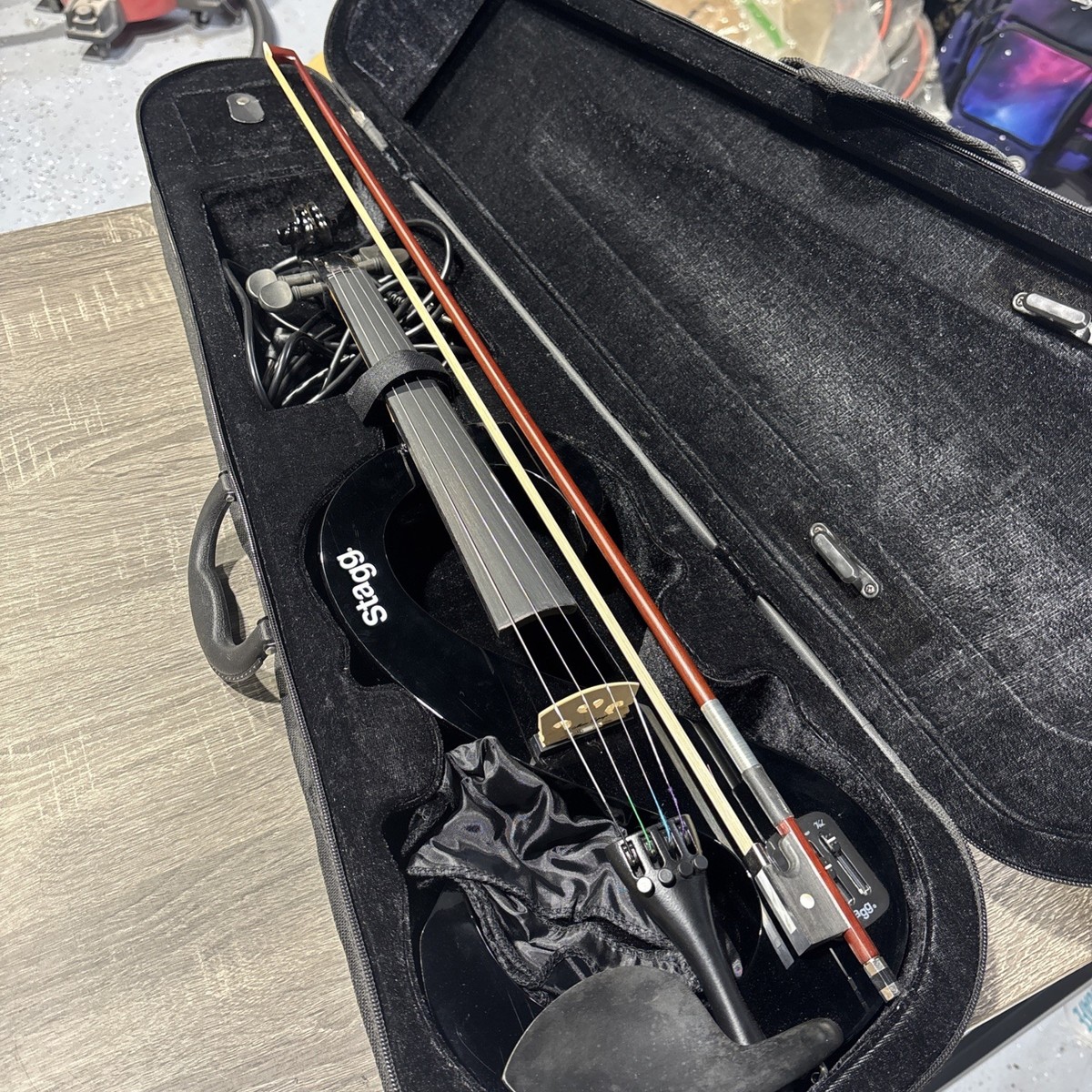 Stagg 4/4 electric violin set with S-shaped black electric violin