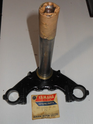 Yamaha NOS UNDER BRACKET COMPLETE YAHAMA BLACK 367-23340-60-33