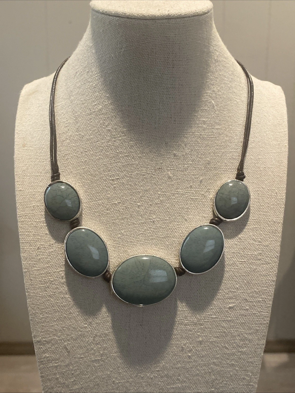 VETEMENTS Collana Axcess verde chiaro ovale cabochon dichiarazione collare 18" regolabile