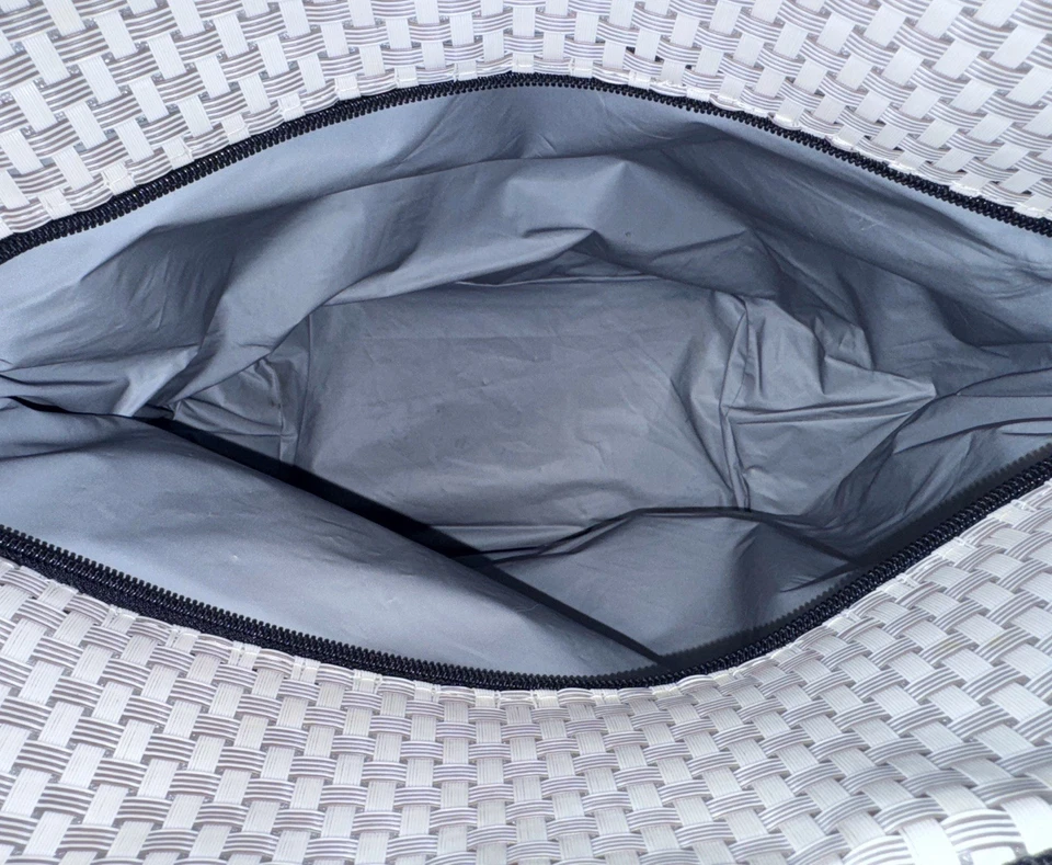 BOLSO PLEGABLE REFRIGERADOR AISLADO MARCA MERCEDES BENZ TEJIDO NEGRO/BLANCO ~ USADO UNA VEZ? Foto 2 de 4