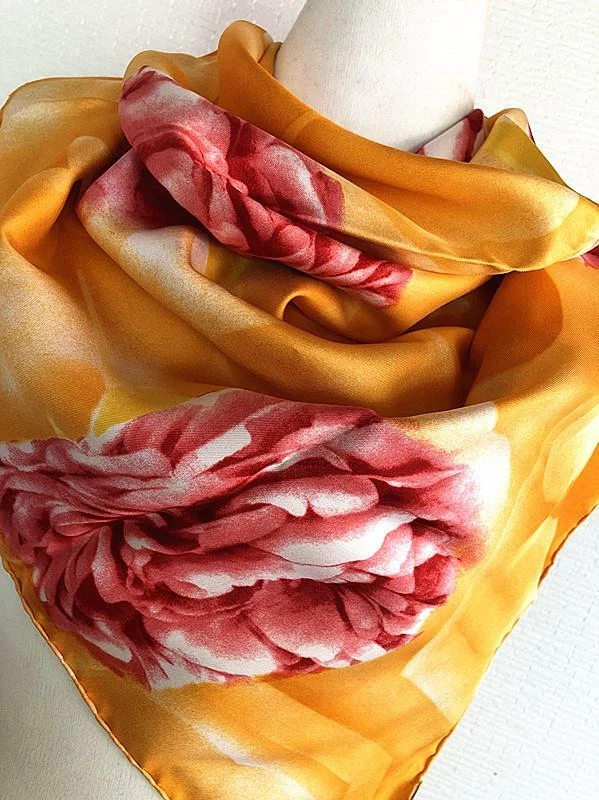 Foulard Christian Dior soie fleurie 87 cm x 89 5 cm marque femme quasi inutilisée